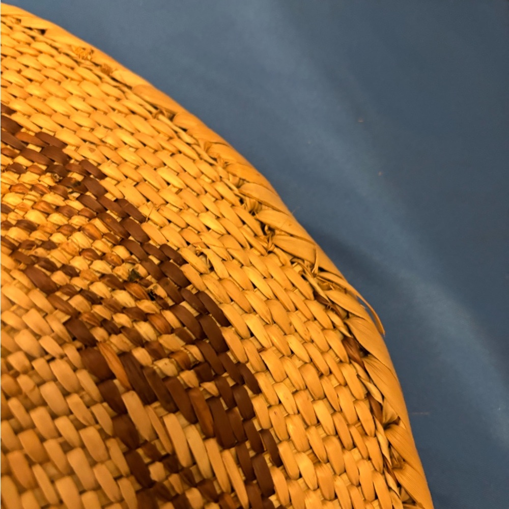 Vintage handwoven Tonga basket with braided edges. Made with natural materials - Picture 5 of 8